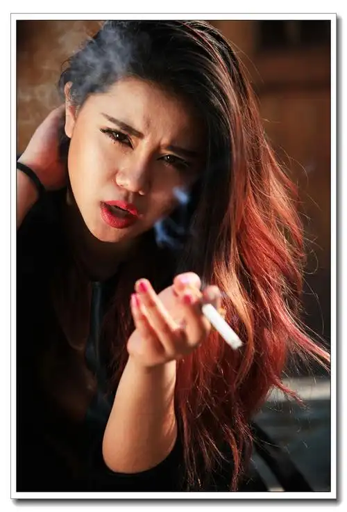 抽烟的女孩
