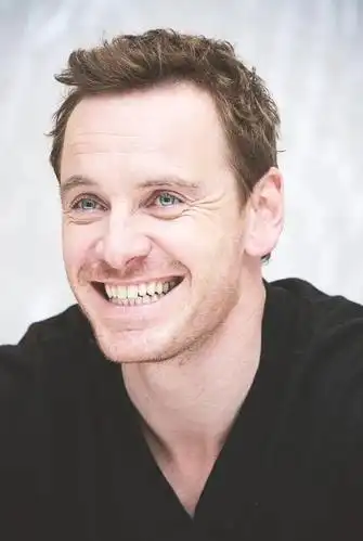 他笑容不好看的原因还有下牙完全暴露的龇牙咧嘴感.