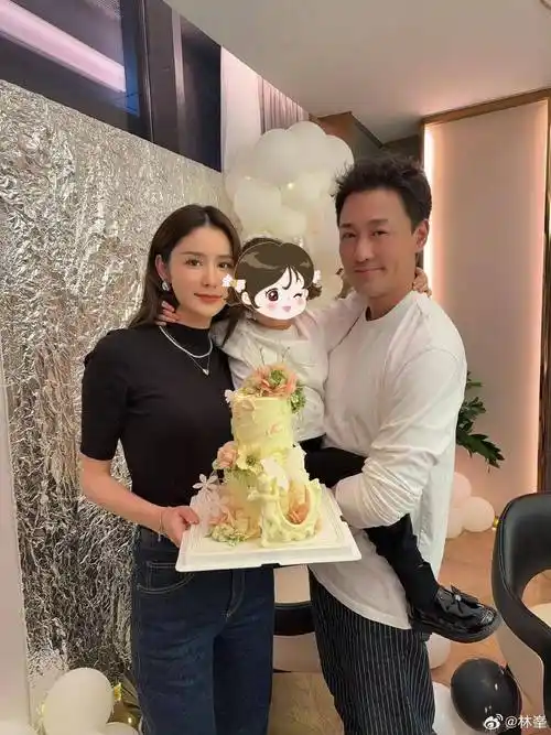 林峯晒照庆结婚5周年,获女儿脸颊吻笑出褶子,和张馨月贴脸好甜