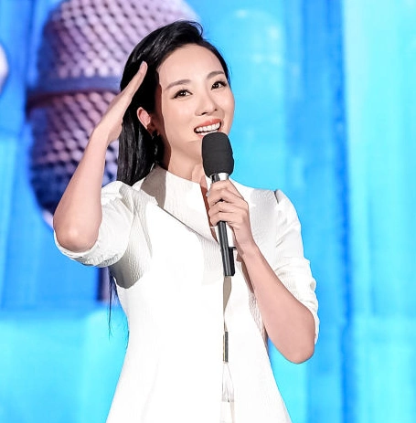 图春晚主持人李思思回声嘹亮独挑大梁凭借实力全新亮相