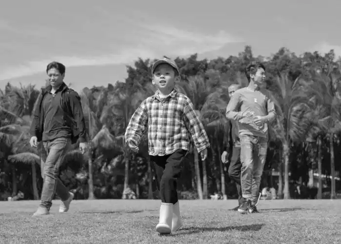 镜头中的儿童忆起了童年小时候真傻盼着长大