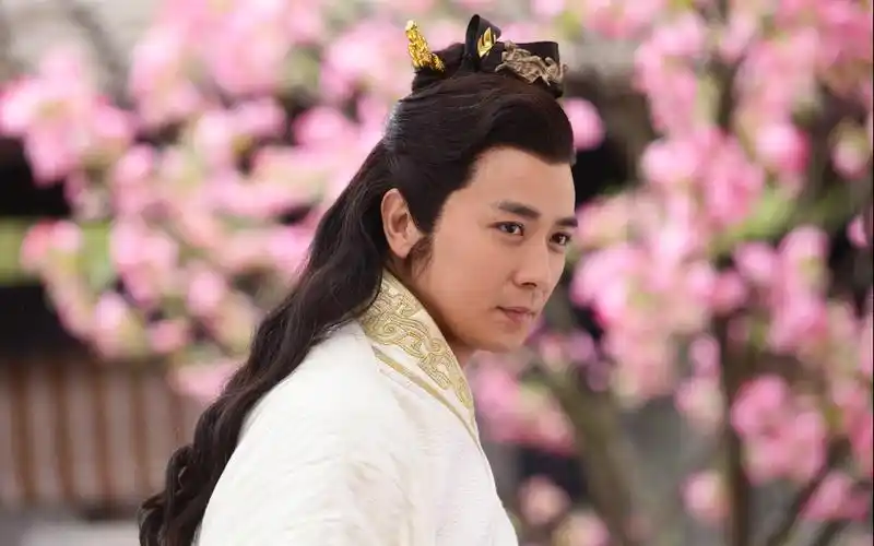 华胥引保剑锋潇洒帅气桌面壁纸下载