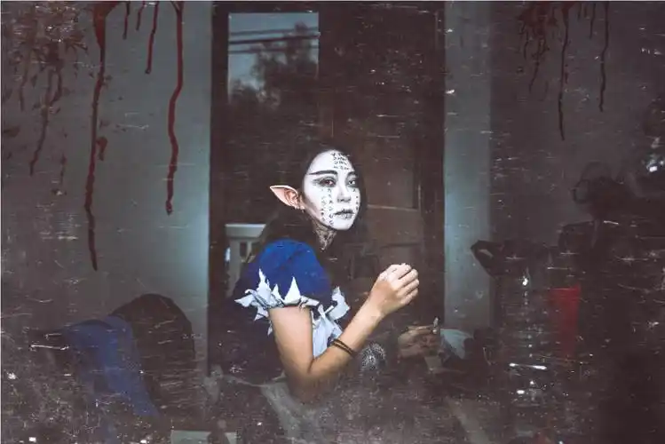 深夜之中 她和管家在寻找如意郎君 红盖头下的美貌 你可以阻挡吗 恐怖