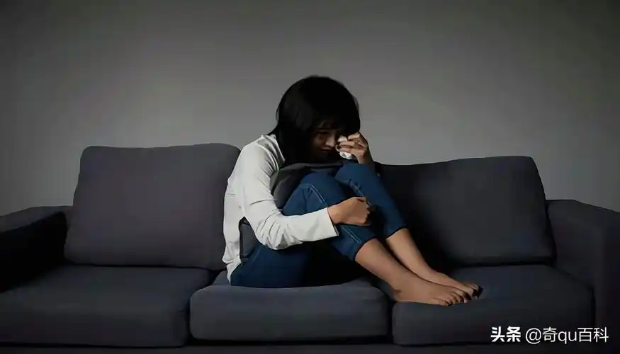 一个人偷偷流泪的图片(睡梦中流泪的同时) - 散下步