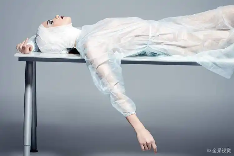 女孩_操作_时尚_医疗_外科整形_头像_魅力_美女_绷带_病号服_躺着