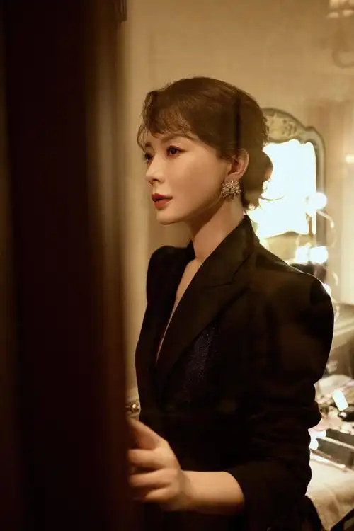 同场活动,陈数另一套长裙造型也是亮点满满,水墨晕染风拖地长裙,裙摆