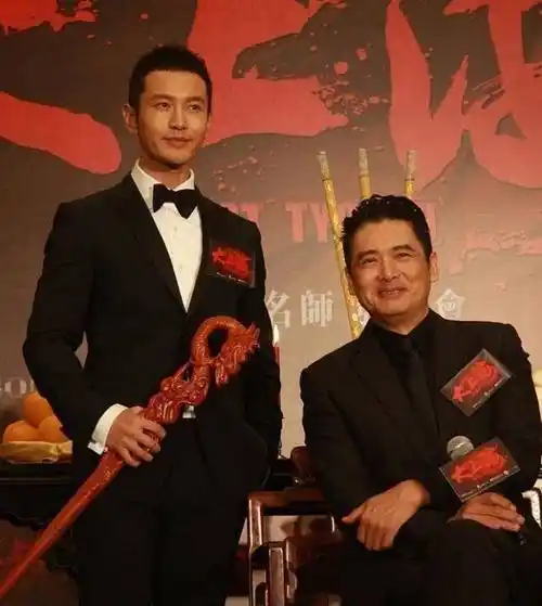 原创被指身高180cm是垫了增高鞋垫黄晓明晒脚背照回应脚受过伤