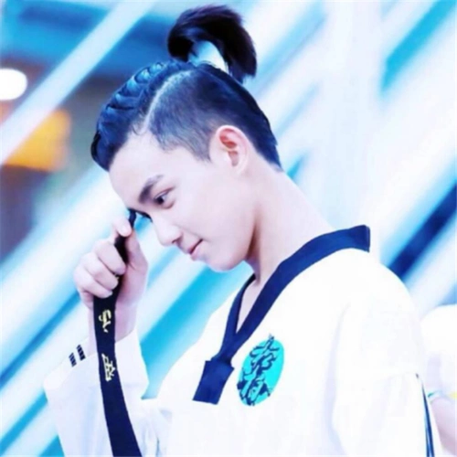 男星扎马尾,黄子韬邪魅,蔡徐坤撕漫男,看到王一博:非主流?