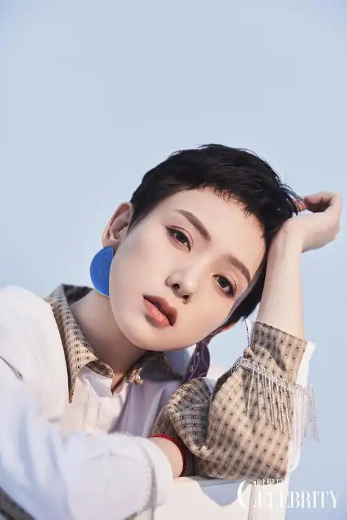 李晓峰写真曝光 清朗飒爽展现独特气质_真朋友