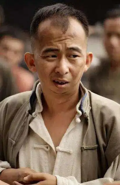 他多次试戏只因为长得丑被拒绝了,更有导演指出让他转行到小品,电影里