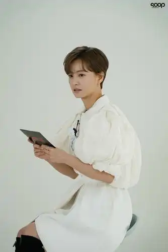 还是长发的郑裕美欧尼的保健老师定妆照 好青春