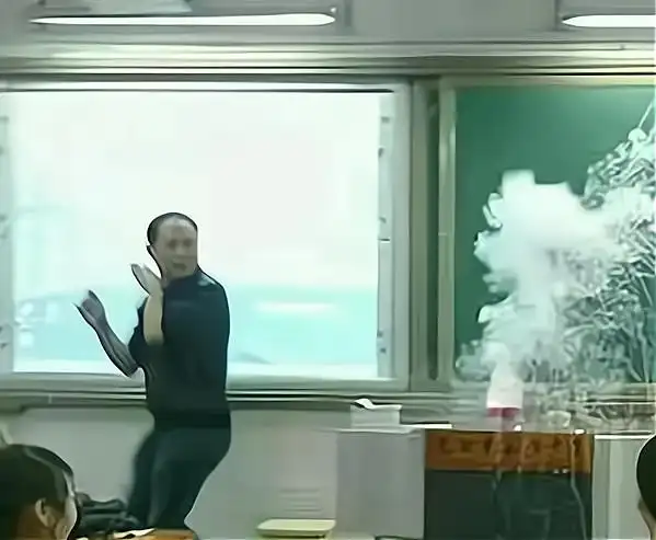 那些让人爆笑的老师照片,众人看后笑出眼泪,老师捂脸表示想退休