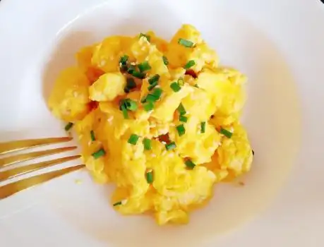 鸡蛋用水炒,不加一滴油,嫩滑又鲜香,热量低营养高,孩子吃上瘾