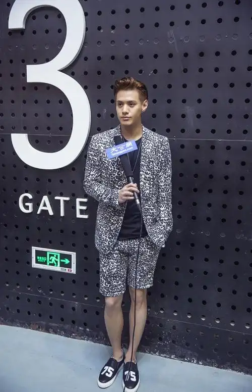 杜天皓出席时尚活动长腿抢镜