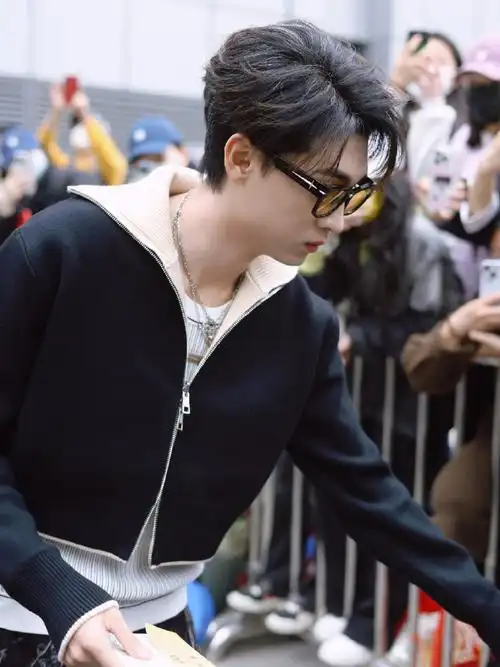 德云社演员@秦霄贤佩戴blackhead「墨镜系列」芒星方框墨镜.