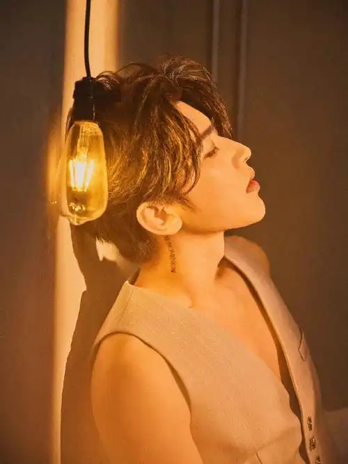 蔡徐坤超话复古光影映射绝美侧影,放纵肆意心情～帅哥多来点#易姐in