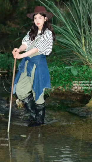 美女穿上奶奶的旧雨靴,美翻了