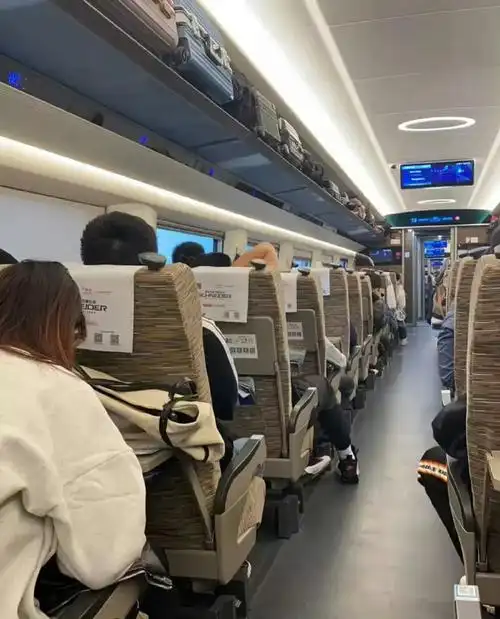 前几天出门旅游,坐高铁时遇到一对情侣想跟我换座位.