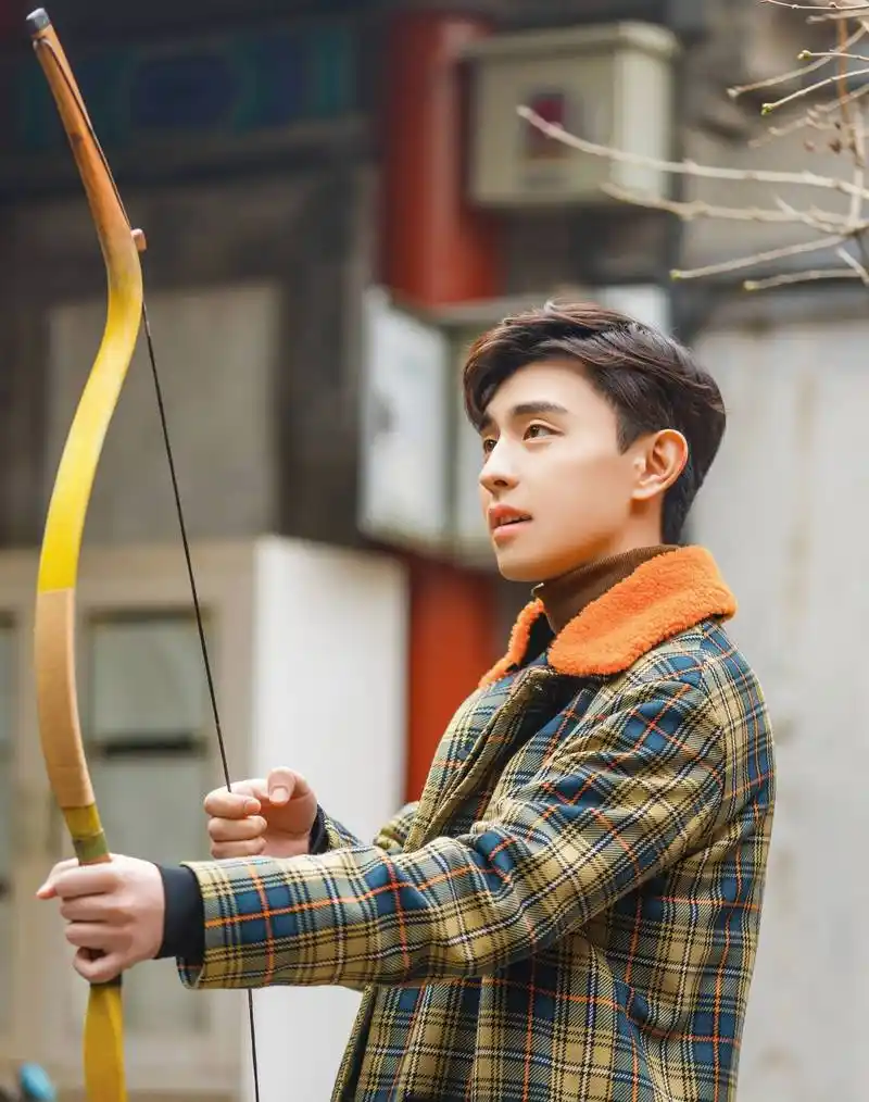 90后的邓伦,在出演《欢乐颂》谢童一角,戏份虽少但叛逆不羁的歌手身份