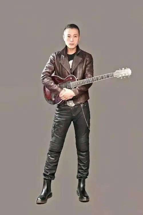 黑豹乐队原主唱秦勇与唱作人李纲《为家拼一场》首发