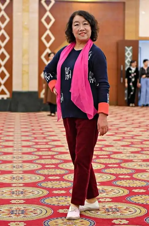 奚美娟亲身示范不烫老年头不穿老年装到68岁都没大妈感