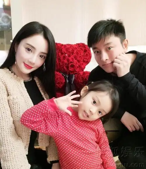 李小璐贾乃亮甜馨一家三口过情人节 乃爸的礼物给力