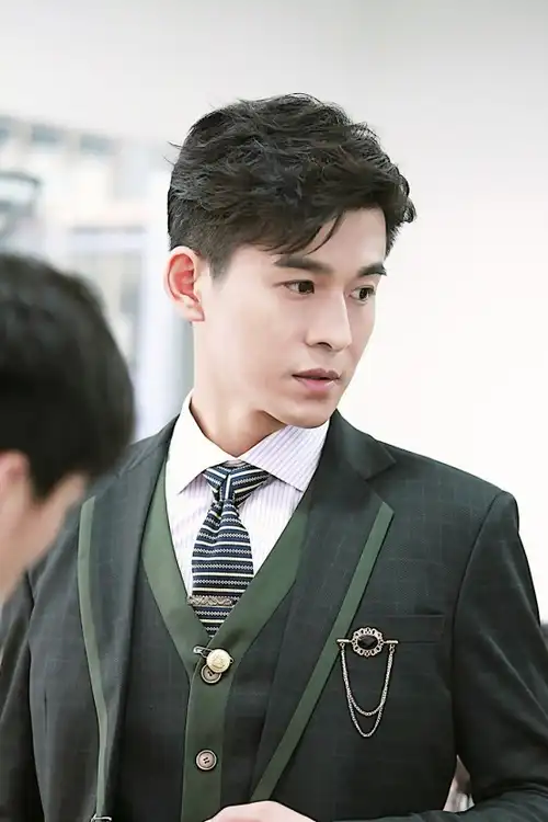 从照片中看应该就是一个普通的小店,作为大明星的乔振宇,吃的这么朴素