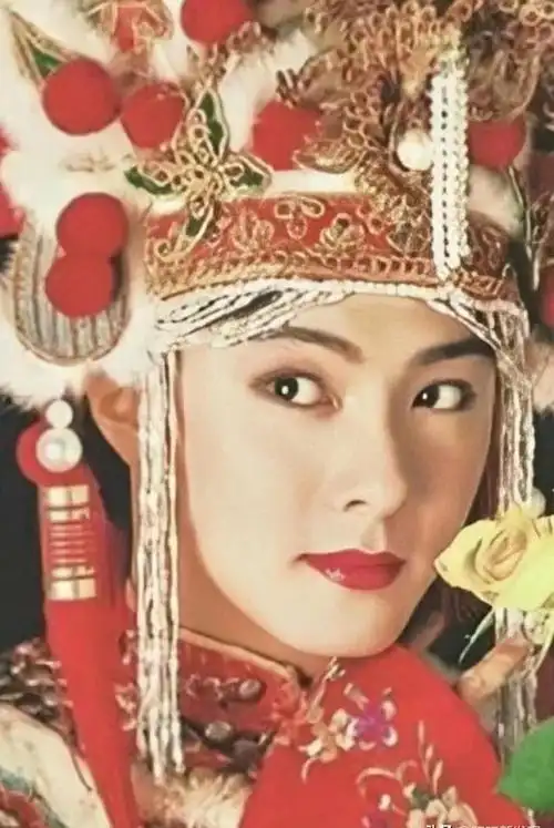 他不仅穿男装好看,就连扮女装也是一绝,一点都不会让人觉得奇怪,反而