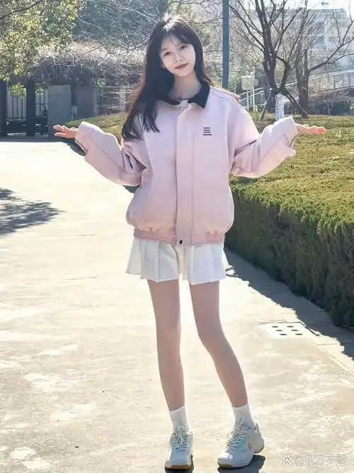 一身简简单单,又青春又显成熟,走在街上可惬意牛仔短裙配什么鞋子好看