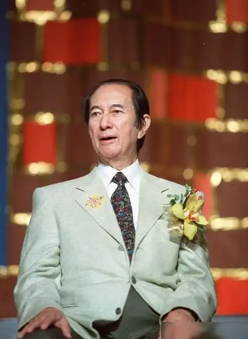 一生荣耀,叱咤风云,资产雄厚,妻儿成群,仔细想来,98岁的何鸿燊也算是