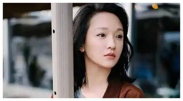 周迅49岁,步入新生活:别样魅力令人倾心,恋情成谜!_成功_故事_成为了