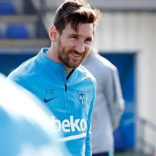 梅西的微笑!球王鼻伤恢复良好,训练场大秀脚法!