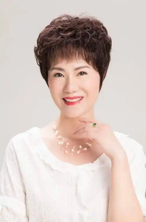 50岁女人不想有"大妈感",记得避开这4种发型,容易显老没气质