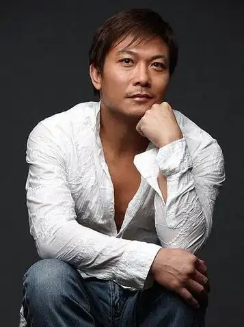 他是钱嘉乐的哥哥也是林正英僵尸片中的最佳拍档