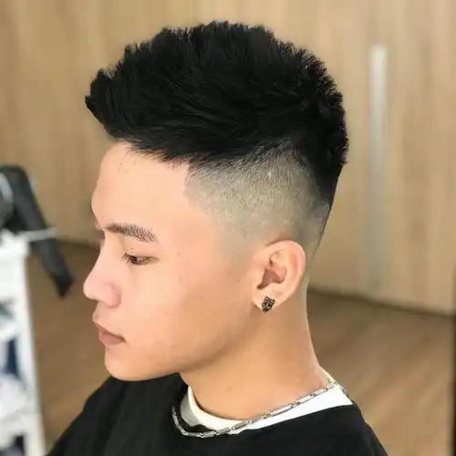 男生最具霸气感的发型,当然是把头发往前翘起来的造型,满满的男友力