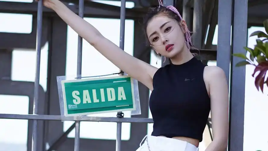 张天爱粉色脏辫甜美桌面壁纸