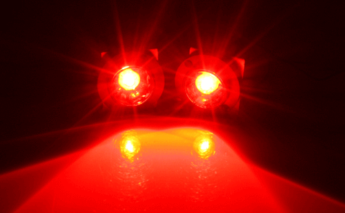 爆闪刹车灯这种高亮的led灯同样属于违法改装.