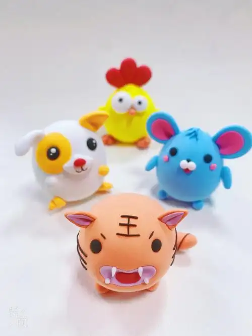 很多手工宝宝觉得完整的粘土小动物不好做其实换种思路q版小动物也