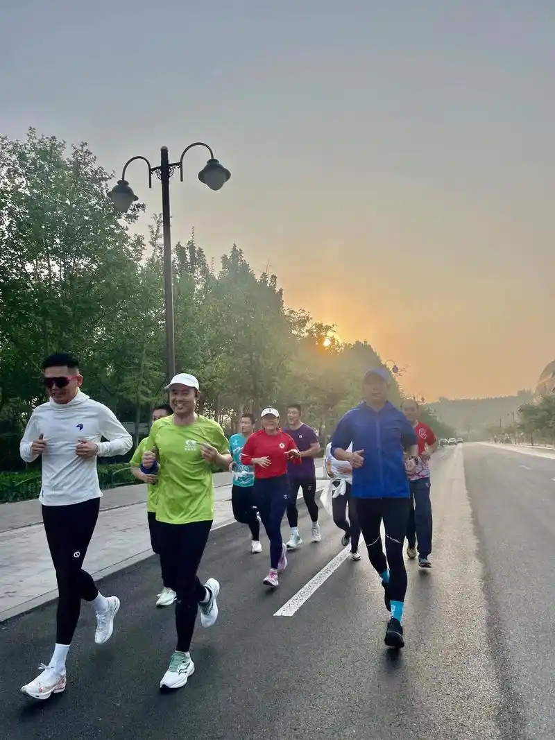 今天很喜欢的一张晨跑照片,有阳光,绿树,洒水车刚刚清洗过的路面