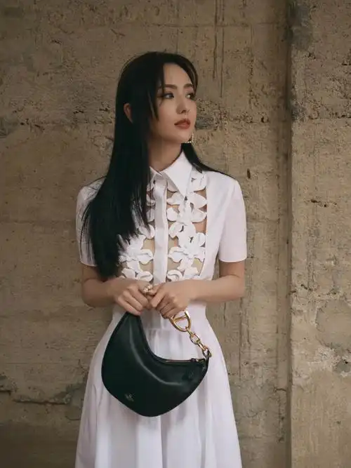 佟丽娅晒照清纯甜美似初恋,身姿曼妙惹人爱,超高发际线引人心疼_腾讯