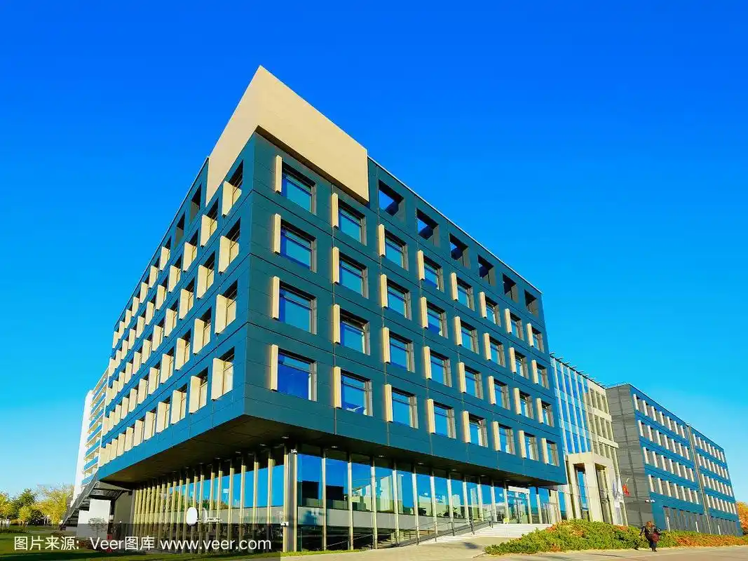 现代商业企业办公大楼和蓝天