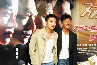 黎明,郑伊健勾肩搭背表示两人没有不合倾向.