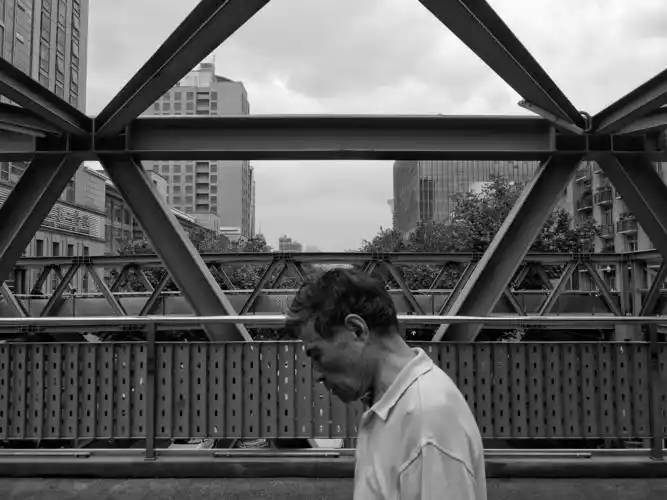 城市中孤独前行的人