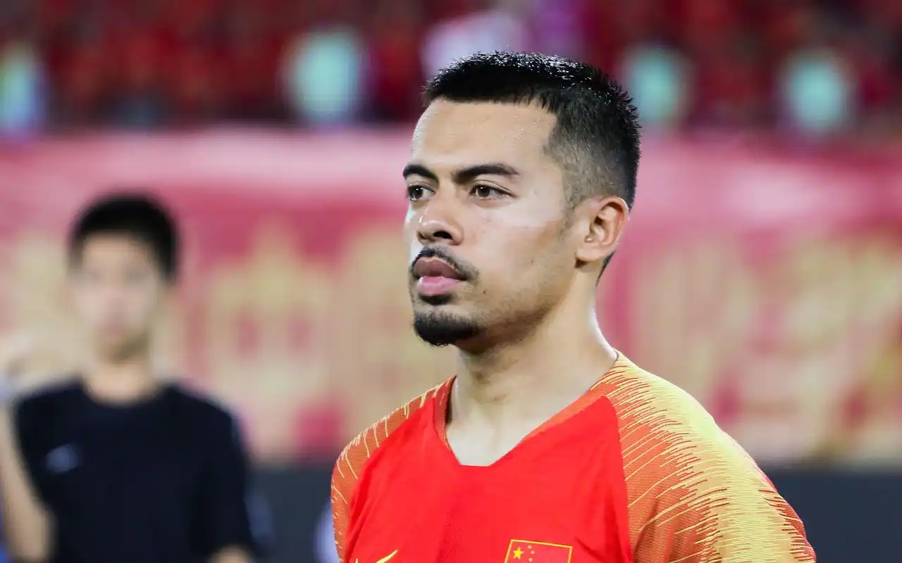 唱国歌努力跟上节拍 归化球员李可满意国足55分钟首秀