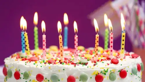 生日蛋糕五颜六色的蜡烛火焰4k