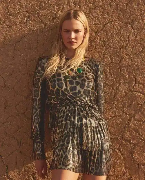 俄罗斯模特兼女演员萨沙·露丝(sasha luss)拍摄的时