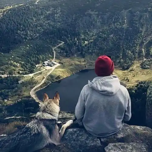带小动物哒年轻哒背影杀大叔型想把我的快乐分享给你们!