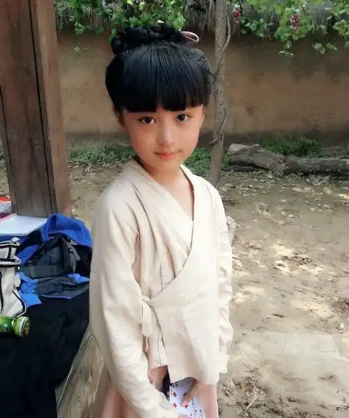 中的田馨 跟林秋楠是同桌 一个长得很水灵的女孩 叫郝怡霖以上就是