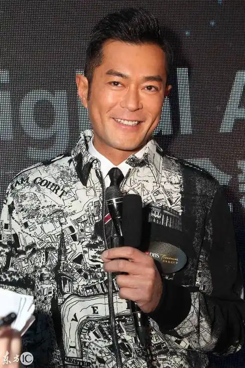 47岁古天乐出席活动,笑容亲善,魅力四射_手机搜狐网