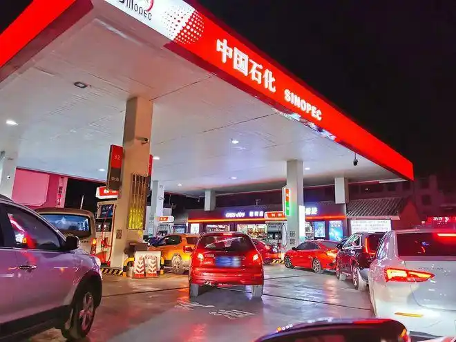 多个加油站被挤爆油价上涨前一晚丽江人连夜排队加油